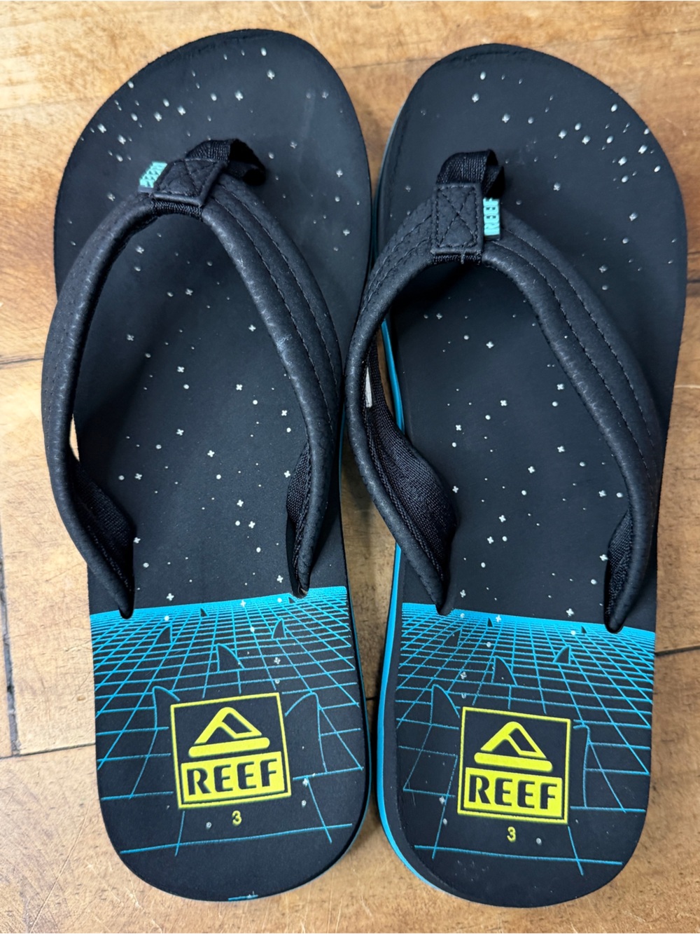 REEF Kids Little Ahi Flip Flops in the "Sharkade" colorway sz 3 little kids